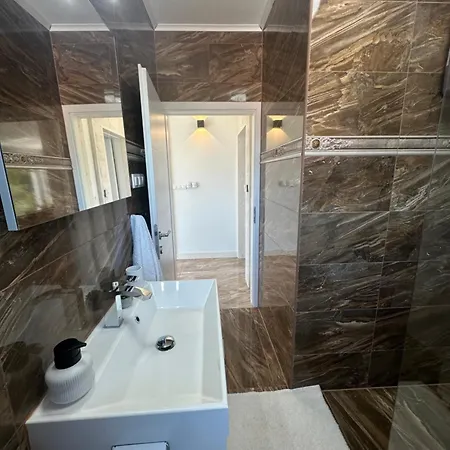 Ellara Penthouse Apartamento *