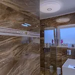 Ellara Penthouse דירה *