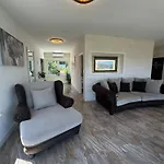 Ellara Penthouse דירה *