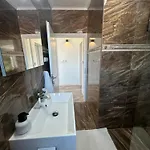 Ellara Penthouse דירה *