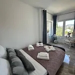 Ellara Penthouse דירה