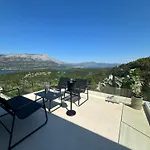 Ellara Penthouse דירה