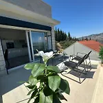 Ellara Penthouse דירה Zrnovo