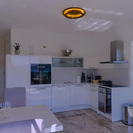 Ellara Penthouse דירה Zrnovo