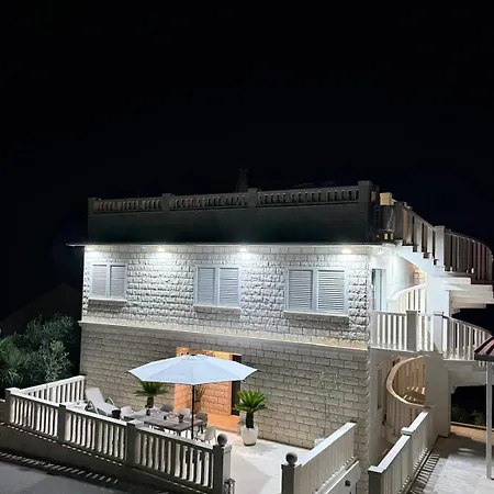 شقة Ellara Penthouse Zrnovo