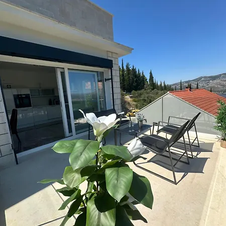 Ellara Penthouse شقة Zrnovo