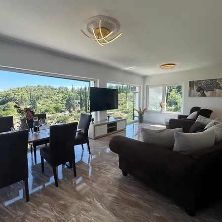 Ellara Penthouse شقة