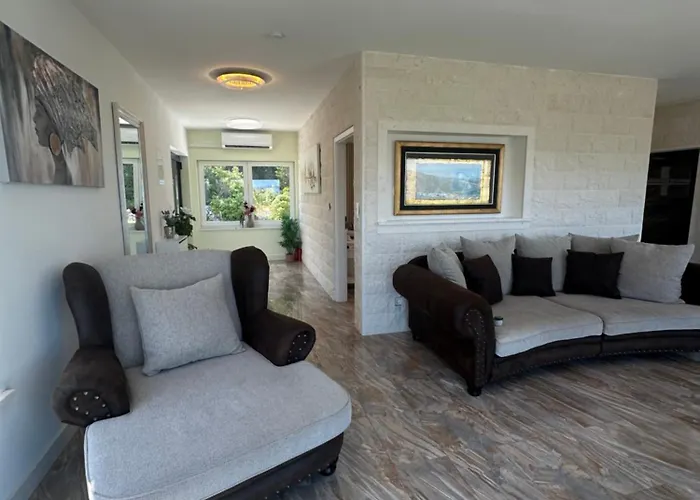 Ellara Penthouse Apartman *