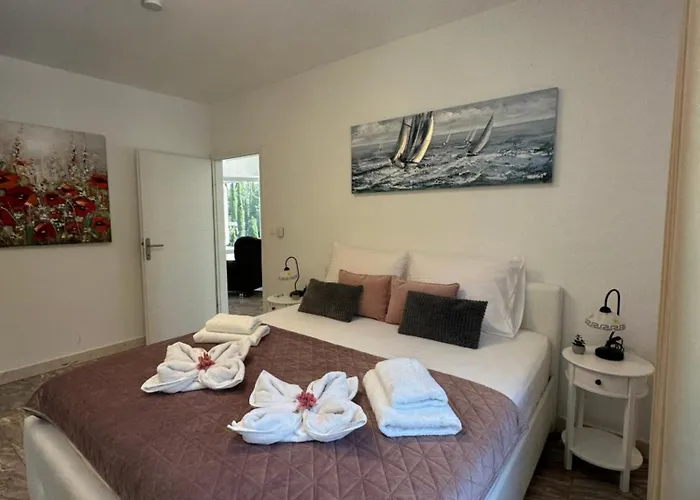 Ellara Penthouse Apartman *